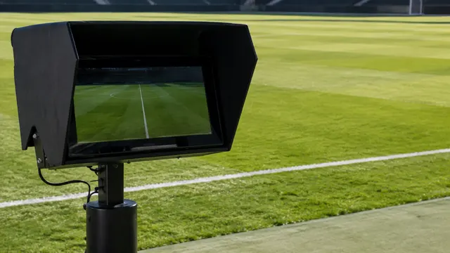 球場邊有遮光罩的 VAR 複核螢幕；AI 情境圖
